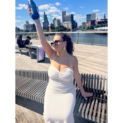 veronica correia|NY woman who tossed her 36G bra at Drake now in talks with。